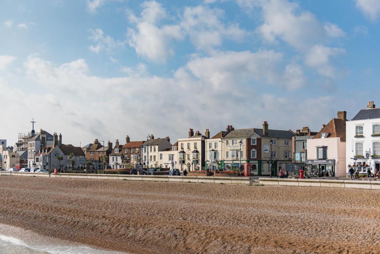 Pier View - Beautiful Sea View Apartment In Deal Extérieur photo